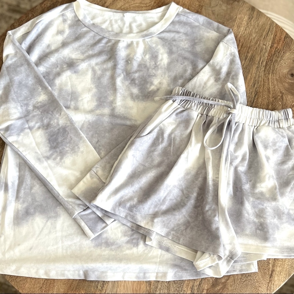 🌸NWOT Women’s tie-dye two piece set size M